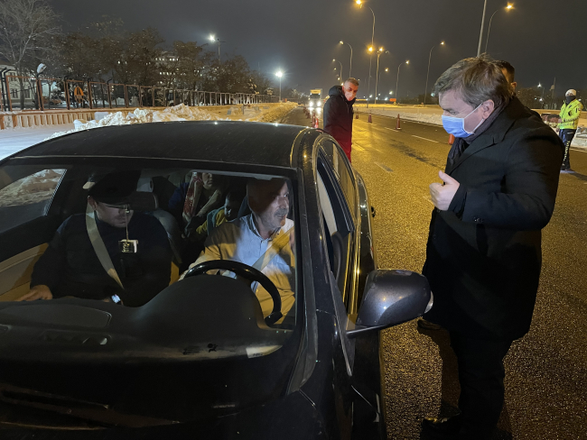 Aksaray Valiliğinden kar nedeniyle mola veren yolculara çay ikramı