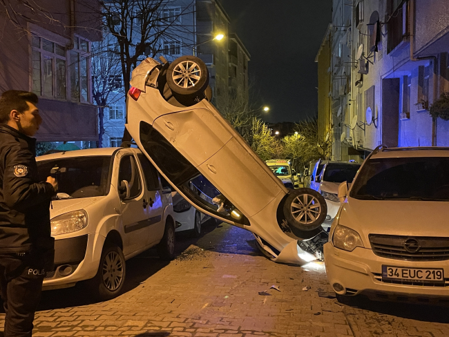 Alkollü sürücü kaza yaptı, araç dik şekilde asılı kaldı