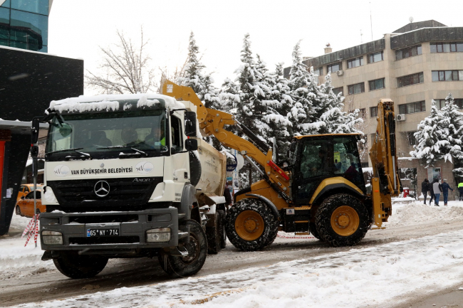 Van'da kuruyan Sıhke Gölü'ne 135 bin ton kar taşındı