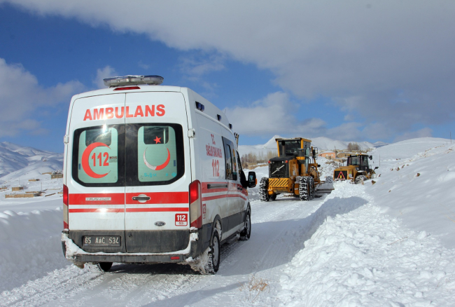 Van'da kuruyan Sıhke Gölü'ne 135 bin ton kar taşındı