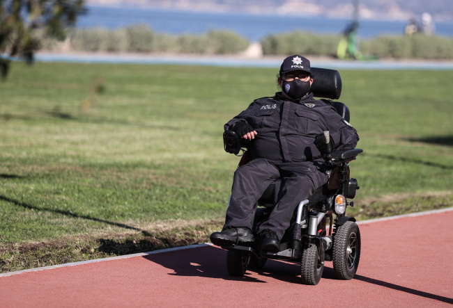 Polislik özlemini her gün gittiği karakolda gideriyor