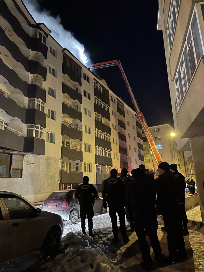 Erzurum'da apartmanın çatısında çıkan yangın söndürüldü