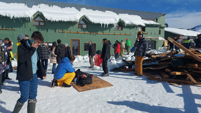 Kayak merkezinde sundurma çöktü: 8 yaralı