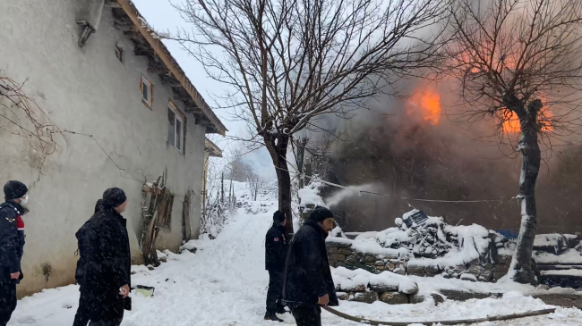 Bilecik'te ev yangını: 1 ölü, 2 yaralı