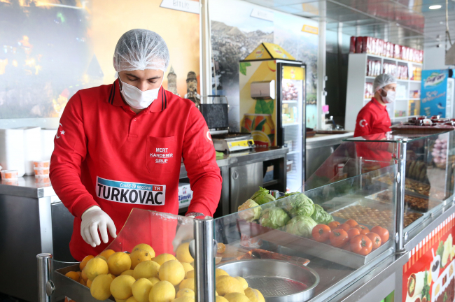 Hastaları TURKOVAC yazılı formalarla karşılıyorlar