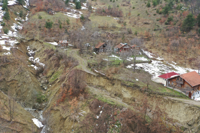 Kastamonu'da heyelan: Yolda 30 metrelik göçük oluştu