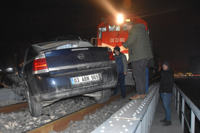 Yolcu treni terk edilmiş otomobile çarptı