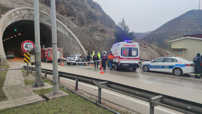 Amasya'da otomobil tünel duvarına çarptı: 2 ölü, 2 yaralı