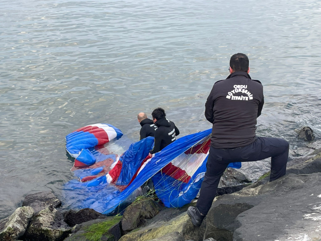 Ordu'da denize düşen paraşütçü yara almadan kurtuldu