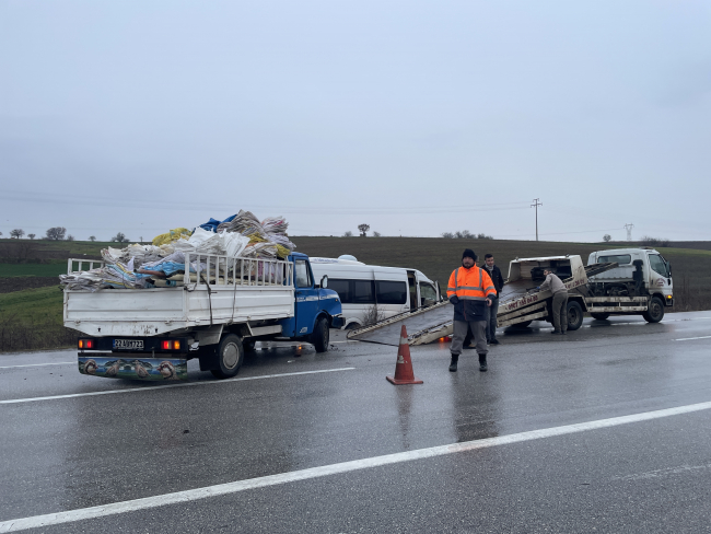 Edirne'de işçi servisi ile kamyonet çarpıştı: 4 yaralı