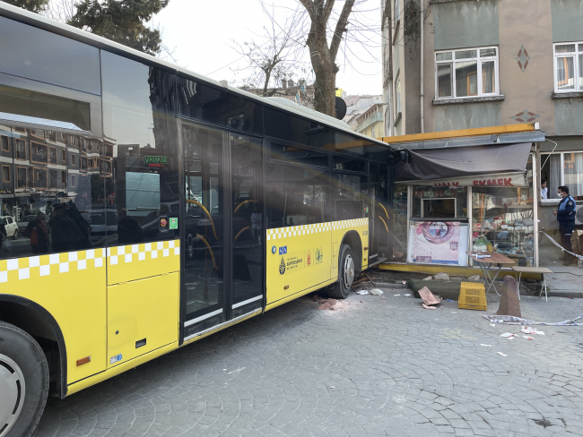 İstanbul'da İETT otobüsü halk ekmek büfesine çarptı