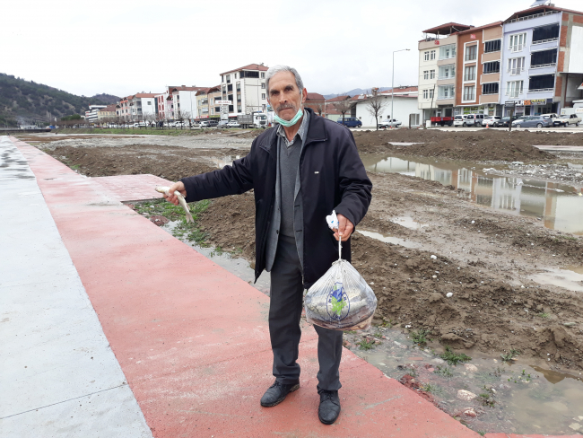 Amasya'da su seviyesi yükselen nehirde vatandaşlar tırmıkla balık tuttu