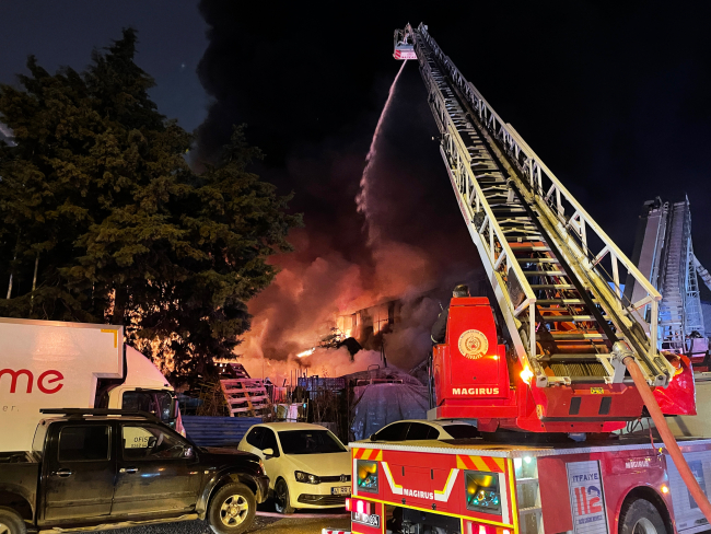 Kocaeli'de iş yerinde çıkan yangın söndürüldü