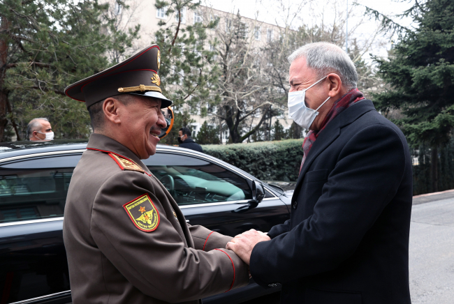 Bakan Akar, Kırgızistan Savunma Bakanı Bekbolotov ile görüştü