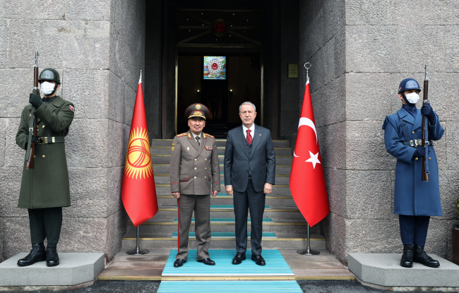 Bakan Akar, Kırgızistan Savunma Bakanı Bekbolotov ile görüştü