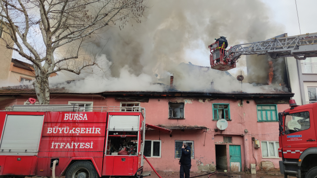 Bursa'da iki katlı evde çıkan yangın söndürüldü