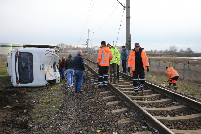 Kırklareli'nde yük treni işçi servisine çarptı: 27 yaralı