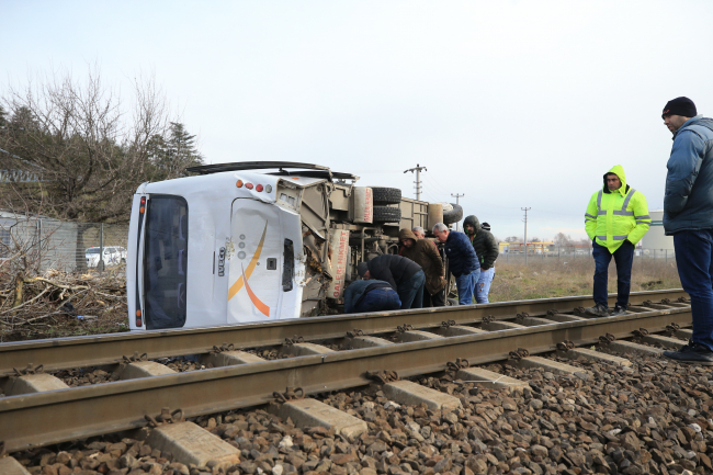 Kırklareli'nde yük treni işçi servisine çarptı: 27 yaralı