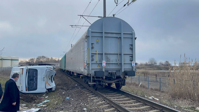 Kırklareli'nde yük treni işçi servisine çarptı: 27 yaralı