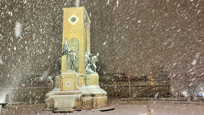 İstanbul'da kar yağışı etkisini artırdı