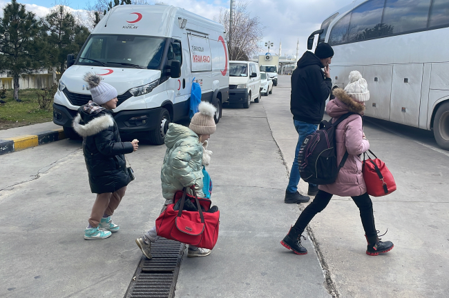 Savaşın ortasında kalan 4 kardeşe Türk otobüs şoförü sahip çıktı