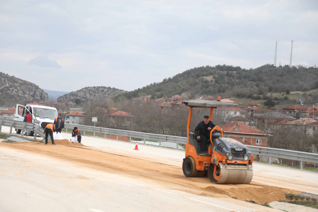 Kastamonu'da çökme yaşanan kara yolunun bir yönü ulaşıma kapandı