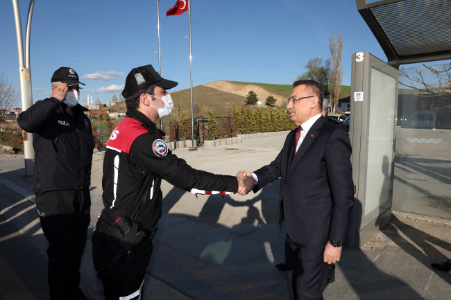 Cumhurbaşkanı Yardımcısı Oktay'dan polislere ziyaret