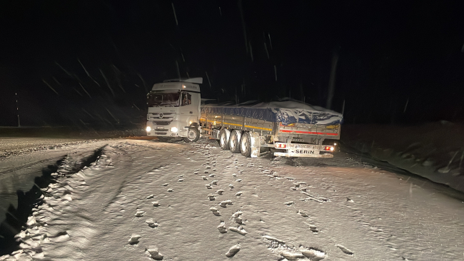 Sivas-Tokat kara yolunda kar yağışı nedeniyle trafikte aksamalar yaşandı