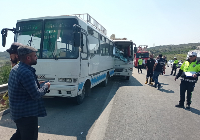 Mersin'de kamyon iki midibüse çarptı: 5 yaralı