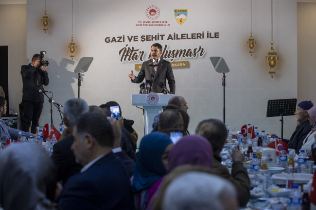 Bakan Kurum, gaziler ve şehit aileleriyle iftarda buluştu