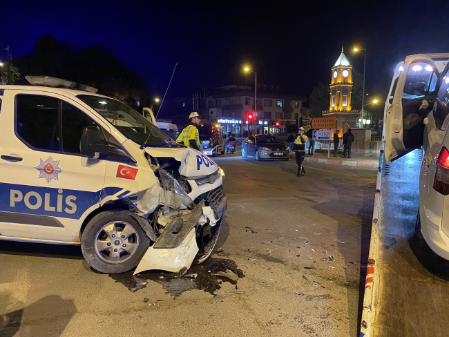 Kaçan otomobilin çarptığı ekip otosundaki polis yaralandı