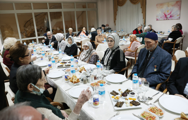 Emine Erdoğan'dan huzurevi sakinlerine sürpriz ziyaret