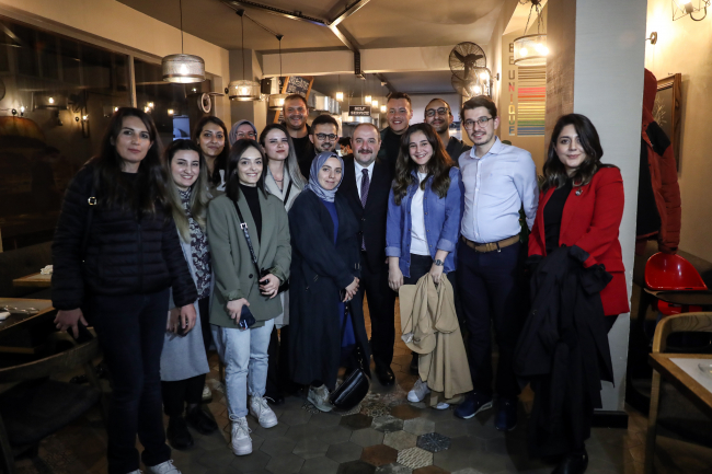 Bakan Varank, sürpriz iftar buluşmalarına devam ediyor