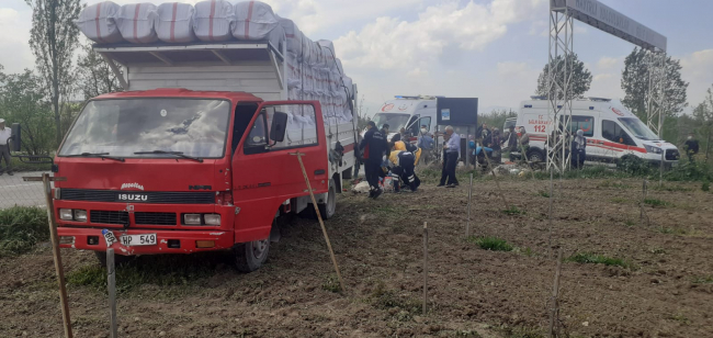 Kamyonet ile tarım aracı çarpıştı: 1 ölü, 2 yaralı