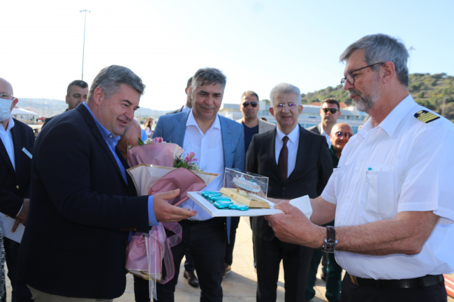 Çeşme'ye yaklaşık 3 yıl aranın ardından ilk kruvaziyer yanaştı