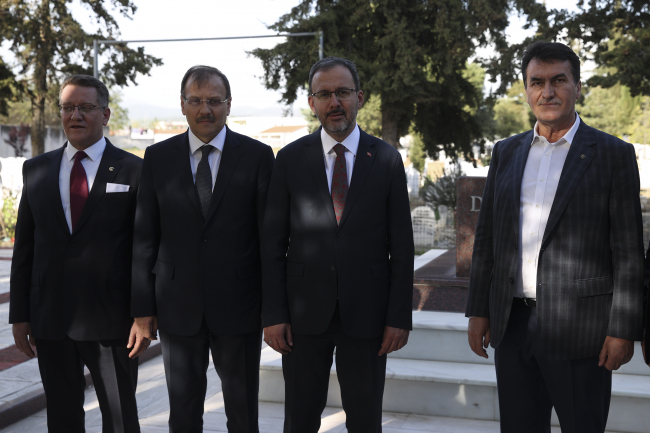 Bakan Kasapoğlu'ndan Dr. Sadık Ahmet'in kabrine ziyaret