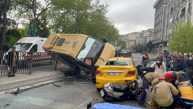 Minibüs taksinin üstüne çıktı: 7 yaralı