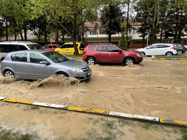 Elazığ'da sağanak ve dolu hayatı olumsuz etkiledi