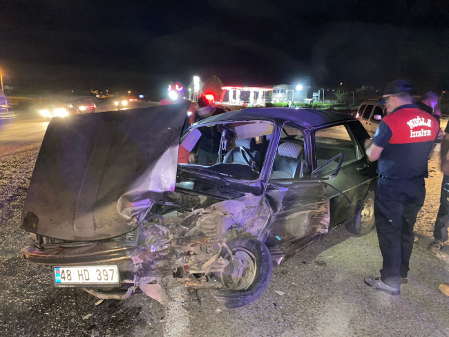 Muğla'da iki otomobil kafa kafaya çarpıştı: 5 yaralı