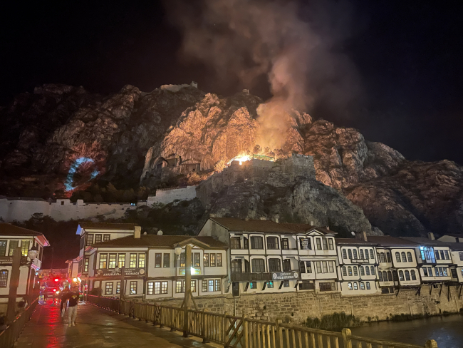 Amasya'da tarihi Kızlar Sarayı'nda çıkan yangın söndürüldü