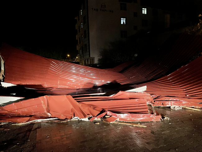 Kars'ta şiddetli rüzgar 5 katlı binanın çatısını uçurdu