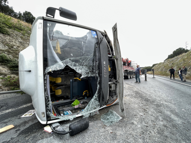 İstanbul'da servis otobüsü devrildi: 6 yaralı