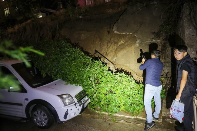 Ankara'da şiddetli yağış sonrası istinat duvarı çöktü