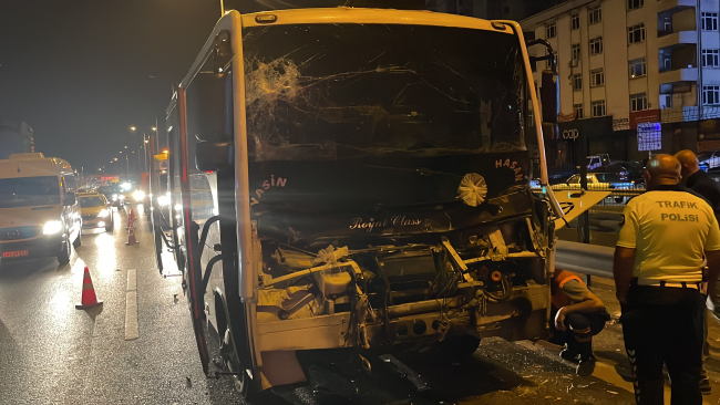 Servis otobüsü ile çekici çarpıştı: 9 yaralı