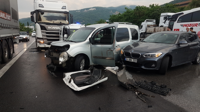 Anadolu Otoyolu'nda zincirleme trafik kazası: 2'si çocuk 8 yaralı