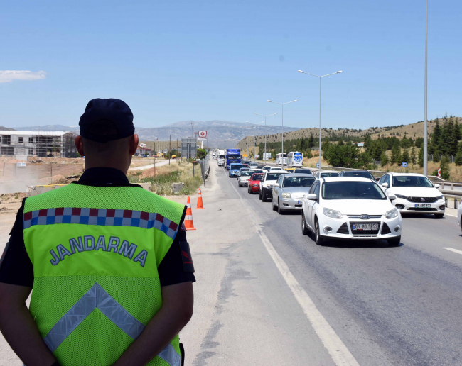 Bayram tatili için yola çıkanlar uzun araç kuyrukları oluşturdu