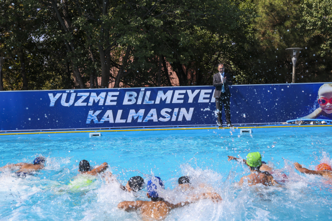 Bakan Kasapoğlu: Amacımız isteyen herkese yüzme öğretmek