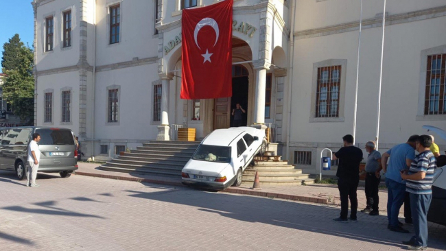 Gaz pedalı takılı kalan otomobil merdivenlere çıktı