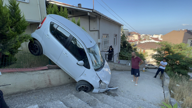 Kocaeli'de otomobil bahçe duvarına asılı kaldı