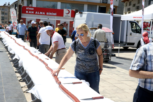 Sivas'ta "Gardaşlık Festivali"nde 58 metrelik sucuk yapıldı